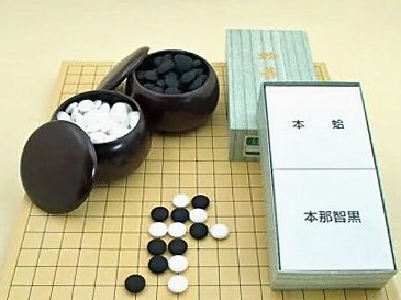 囲碁盤セット 本榧に次ぐ ヒバ10号卓上接合碁盤と日向特産蛤碁石雪印22号（国産）とP碁笥銘木大